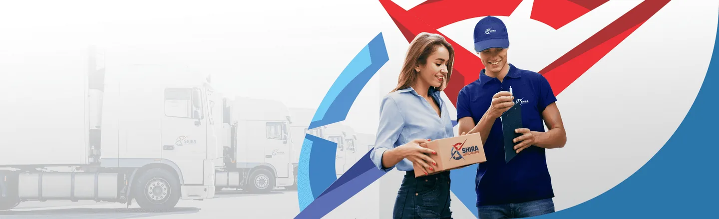 Equipe da Shira Transportes conferindo uma encomenda, com a frota de caminhões ao fundo