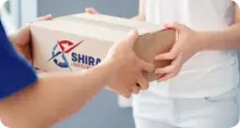 Entregador da Shira entregando uma encomenda em mãos