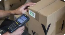 Leitura de código de barras em um pacote no centro de distribuição da Shira