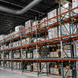 Galpão de armazenagem com mercadorias em porta-paletes